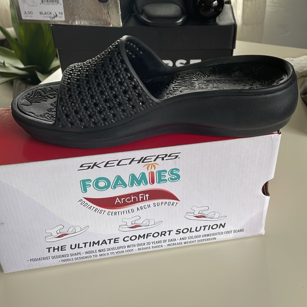 Skechers foamies arch fit black flip flops size 10, 1” platform, like new